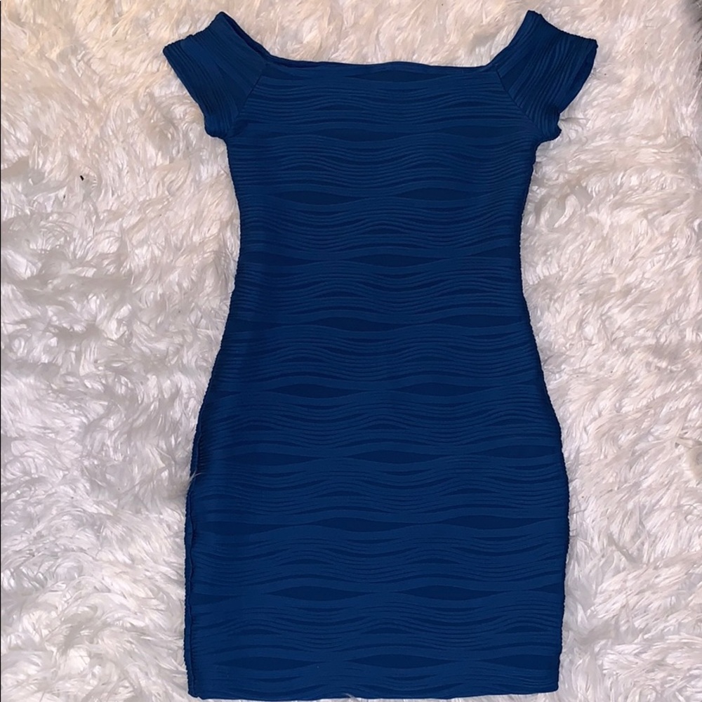 Off shoulder bodycon dress.